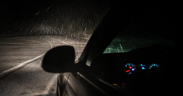 Luzes de carro escuras